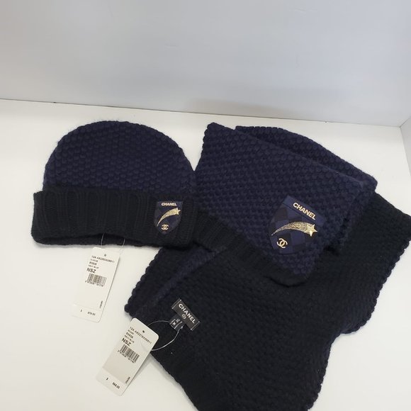 Perfect for Christmas! Chanel Scarf & Beanie - Picture 1 of 6